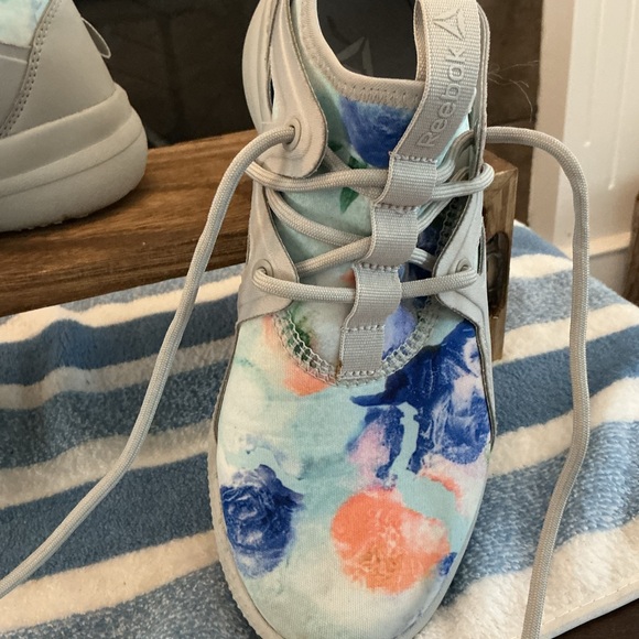 Reebok Blue and Pink Athletic Shoes with Artistic Design! Sz. 6! - Picture 2 of 7
